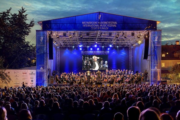 KSS a Kühnův dětský sbor s dílem Carmina Burana na MHF Český Krumlov, 2016, foto: Libor Sváček